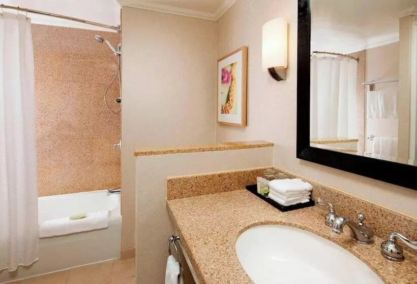 اتاق استاندارد با تخت دوبل و چشم‌انداز دریا, Moana Surfrider, A Westin Resort & Spa, Waikiki Beach