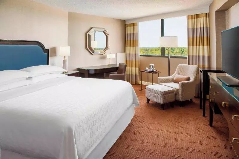 キングサイズベッドのスタンダードルーム, Sheraton Baltimore North