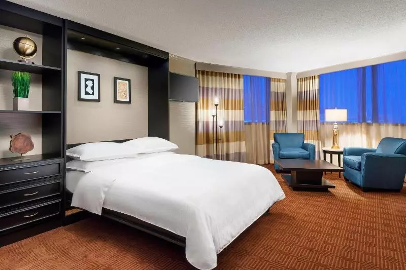 キングサイズベッドのスタンダードルーム, Sheraton Baltimore North