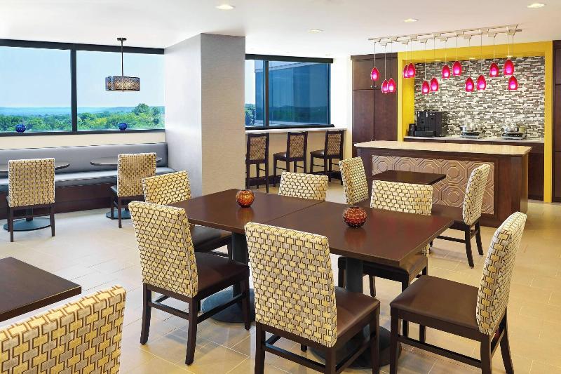 带大床的俱乐部房间, Sheraton Baltimore North