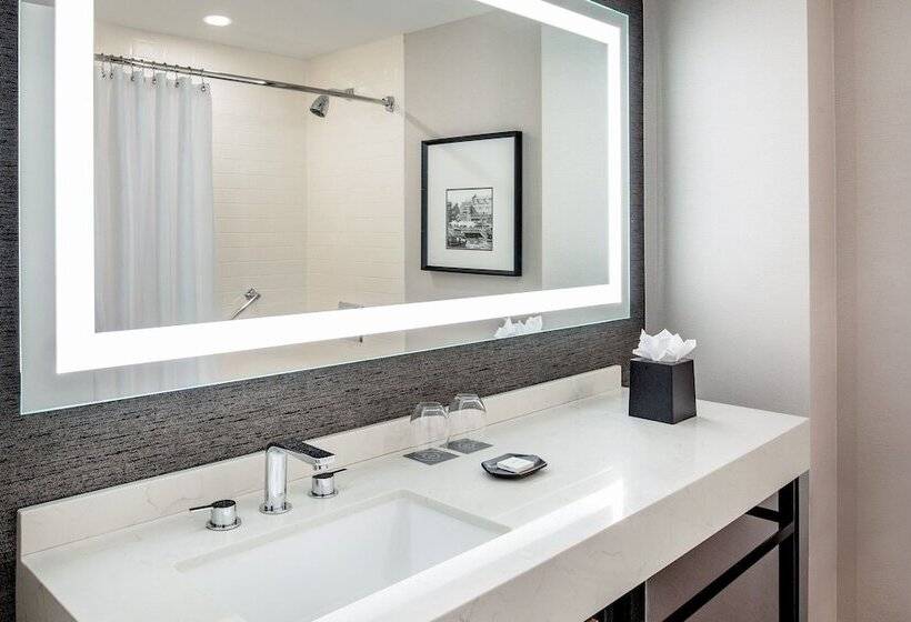 חדר קלאב, Sheraton Portsmouth Harborside