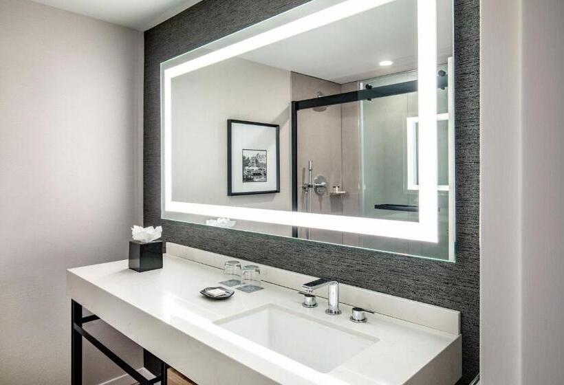 חדר סטנדרט עם מיטת קינג, Sheraton Portsmouth Harborside