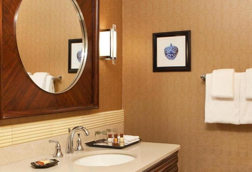 חדר קלאב עם מיטת קינג, Sheraton Portsmouth Harborside