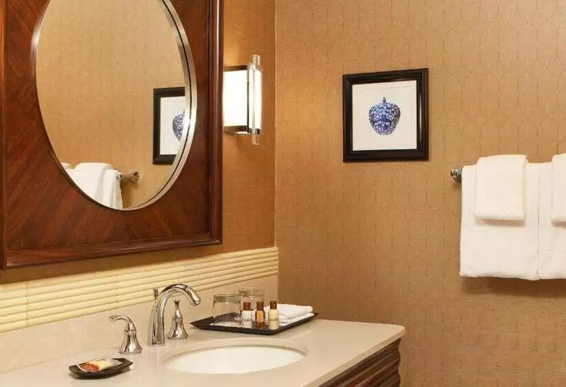 اتاق استاندارد با تخت بزرگ برای معلولان, Sheraton Portsmouth Harborside