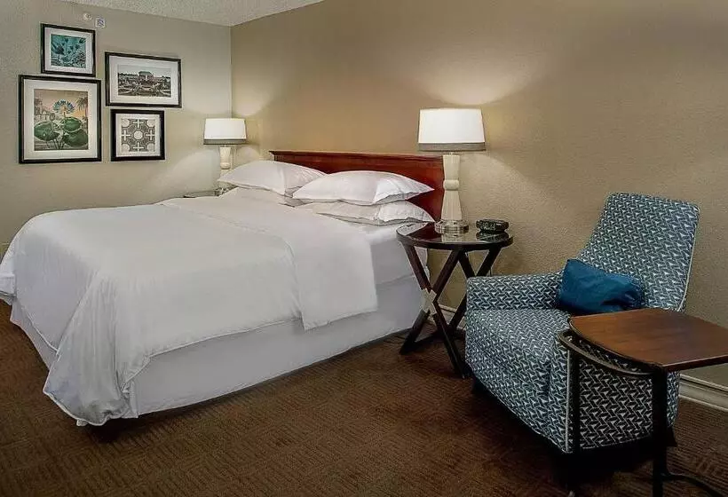 キングサイズベッドのスタンダードルーム, Sheraton Westport Lakeside Chalet