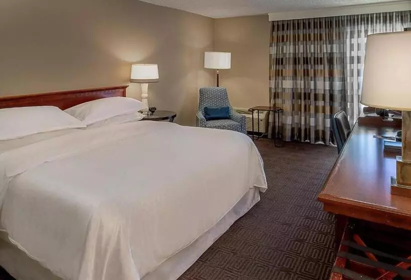 キングサイズベッドのスタンダードルーム, Sheraton Westport Lakeside Chalet