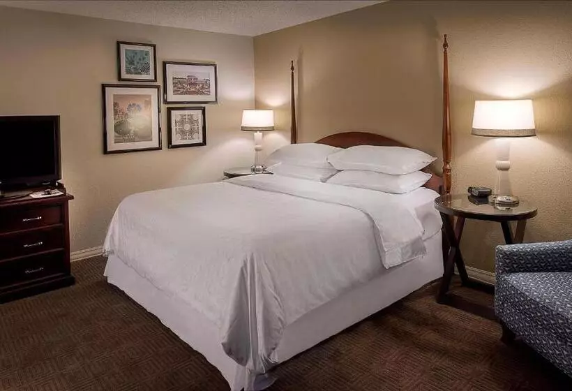 キングサイズベッドのスタンダードルーム, Sheraton Westport Lakeside Chalet
