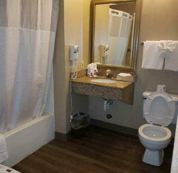 اتاق استاندارد با تخت بزرگ برای معلولان, Super 8 By Wyndham Milwaukee Airport