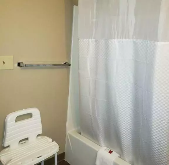 اتاق استاندارد با تخت بزرگ برای معلولان, Super 8 By Wyndham Milwaukee Airport