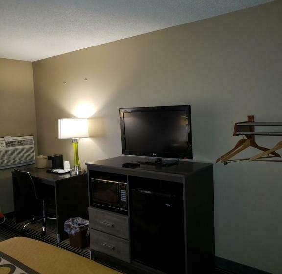 اتاق استاندارد با تخت بزرگ برای معلولان, Super 8 By Wyndham Milwaukee Airport