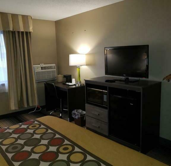 适合残疾人士使用的带超级大床的标准间, Super 8 By Wyndham Milwaukee Airport