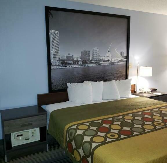 اتاق استاندارد با تخت بزرگ برای معلولان, Super 8 By Wyndham Milwaukee Airport