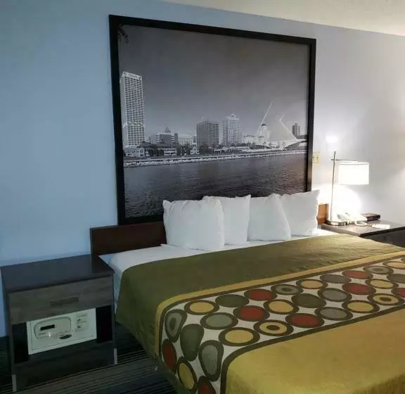 اتاق استاندارد با تخت بزرگ برای معلولان, Super 8 By Wyndham Milwaukee Airport