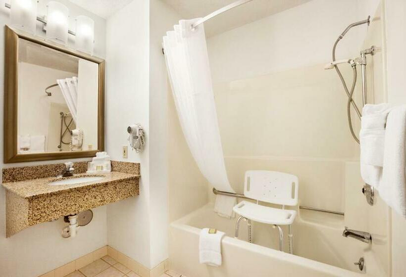 اتاق استاندارد با تخت بزرگ برای معلولان, Super 8 By Wyndham Milwaukee Airport