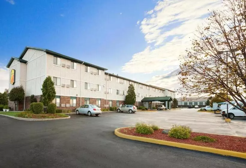 استودیوی استاندارد, Super 8 By Wyndham Milwaukee Airport