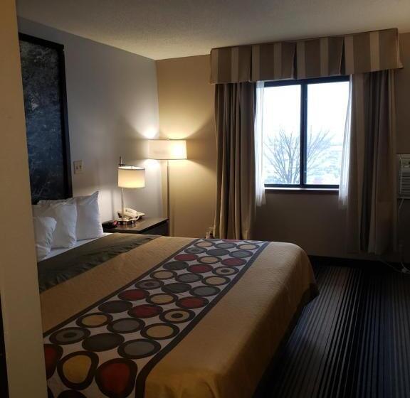 اتاق استاندارد با تخت بزرگ, Super 8 By Wyndham Milwaukee Airport
