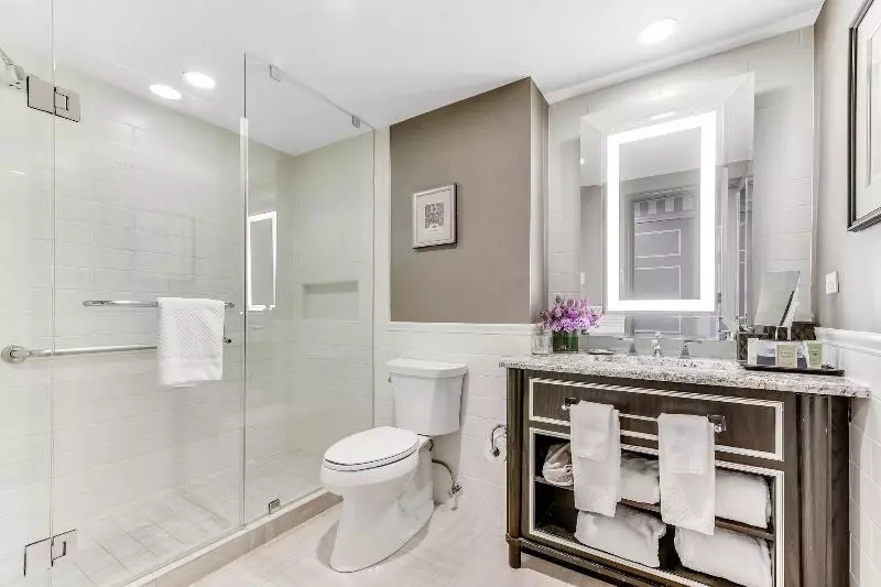 سوئیت جونیور با تخت بزرگ, Le Méridien Washington, D.C., The Madison