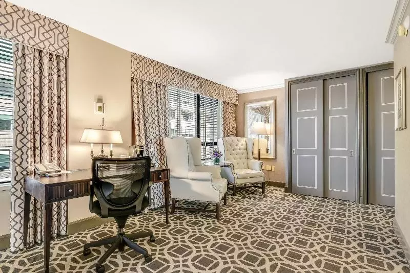 سوئیت جونیور با تخت بزرگ, Le Méridien Washington, D.C., The Madison