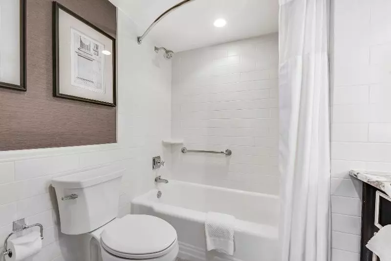 سوئیت جونیور با تخت بزرگ, Le Méridien Washington, D.C., The Madison