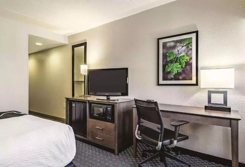 اتاق استاندارد برای معلولان, La Quinta By Wyndham Warwick Providence Airport