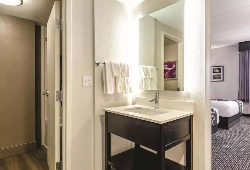 اتاق لوکس, La Quinta By Wyndham Warwick Providence Airport