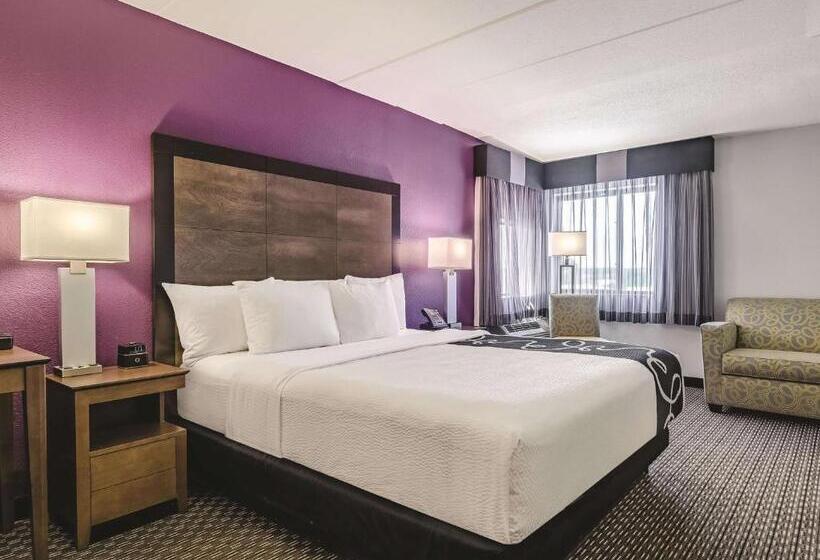 Люкс Кровать Кинг, La Quinta By Wyndham Warwick Providence Airport