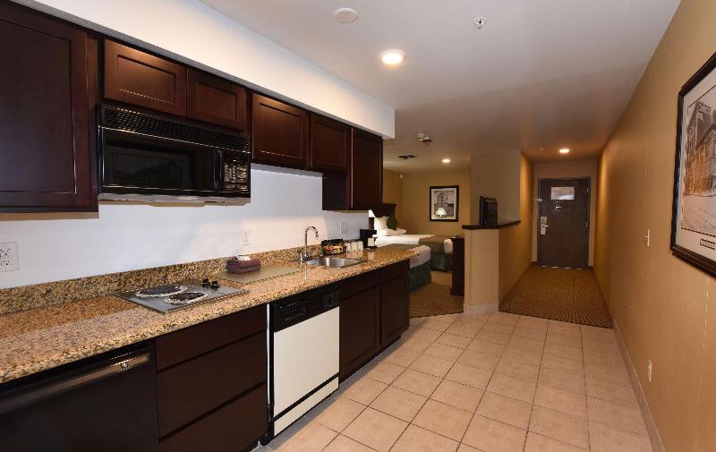 جناح سرير ملكى, Best Western Plus Ahtanum Inn