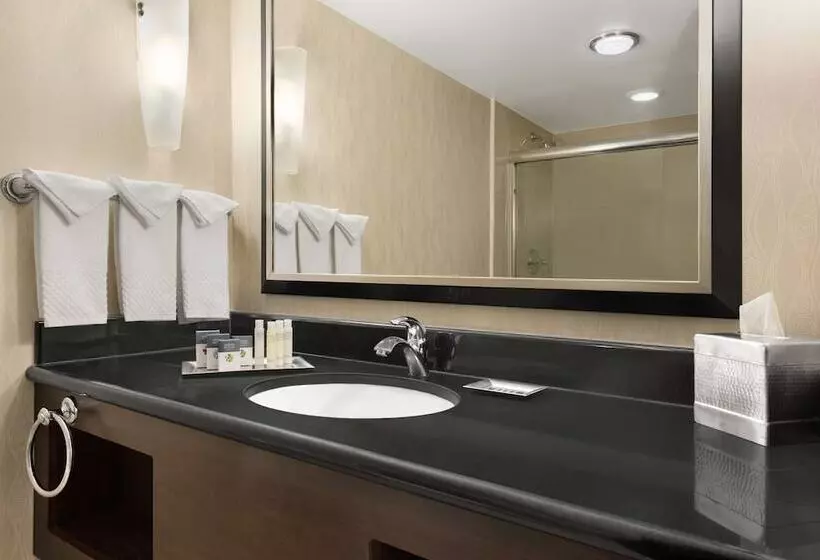 اتاق استاندارد با 2 تخت دوبل, Doubletree By Hilton Hotel Wichita Airport