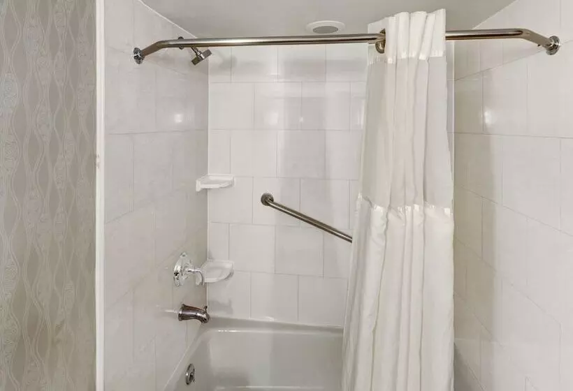 اتاق استاندارد با 2 تخت دوبل, Doubletree By Hilton Hotel Wichita Airport