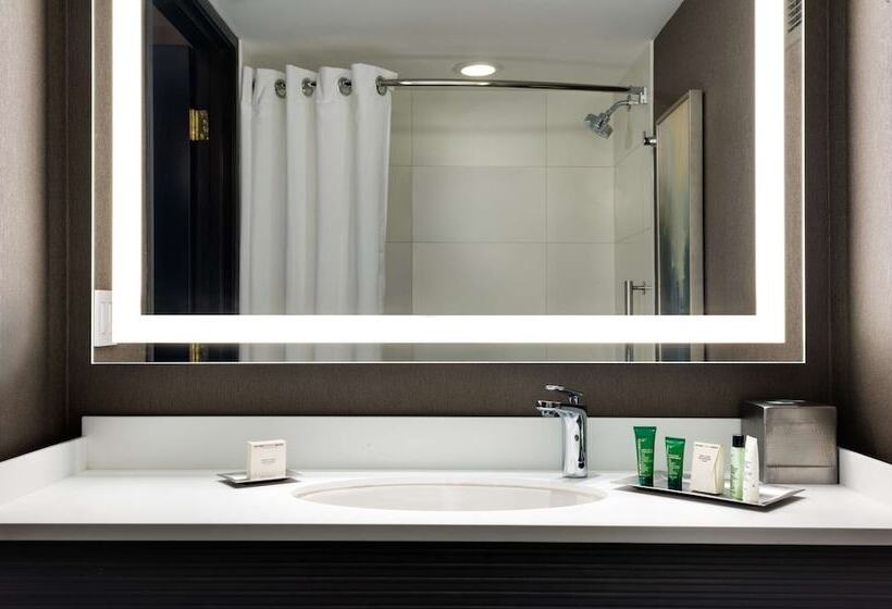 غرفة قياسية سرير كينج, Hilton Woodland Hills / Los Angeles