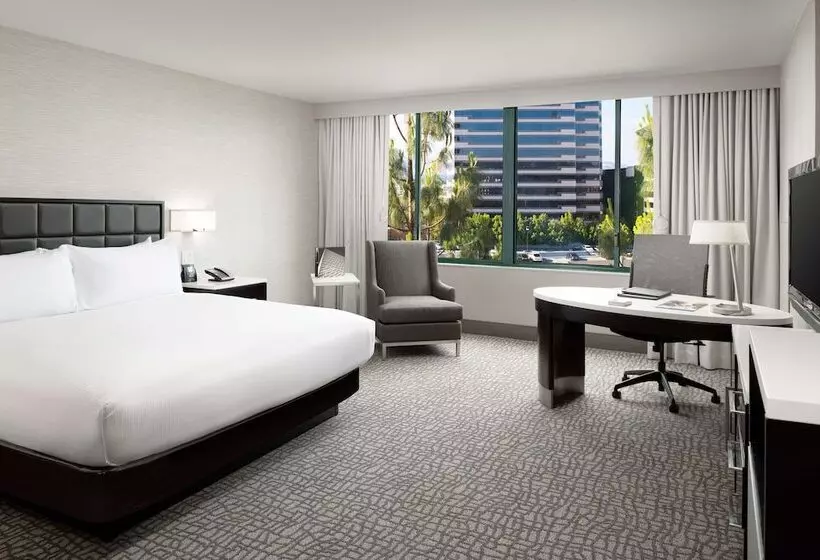 身障者適用キングサイズベッドルーム, Hilton Woodland Hills / Los Angeles
