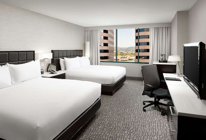 장애인을 위한 킹사이즈 침대 스탠다드 룸, Hilton Woodland Hills / Los Angeles