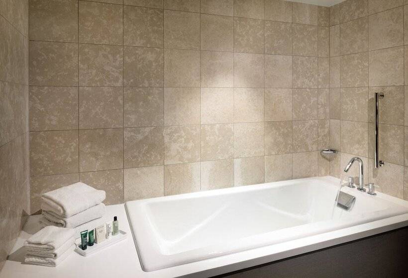 جناح بريميوم, Hilton Woodland Hills / Los Angeles