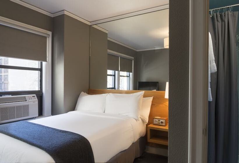 חדר בסיסי, Max