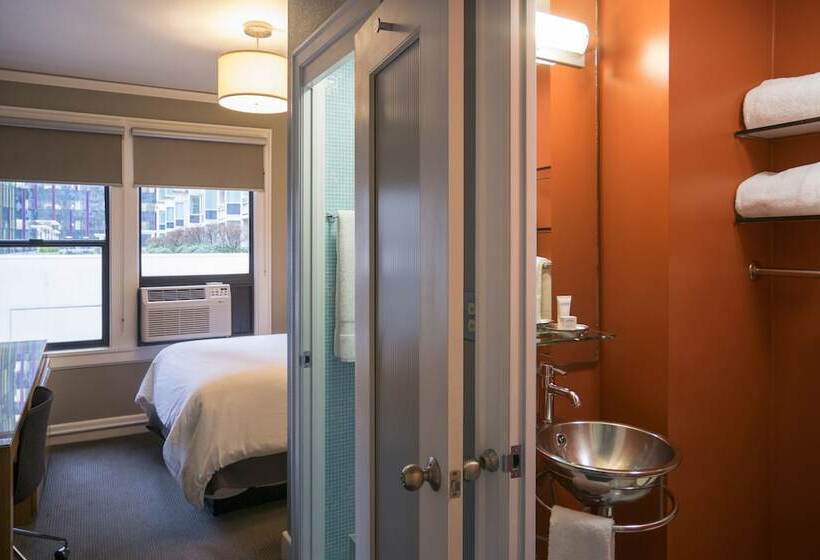 חדר בסיסי, Max