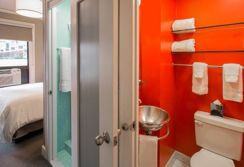 חדר בסיסי, Max