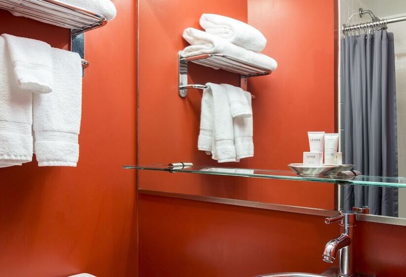 חדר בסיסי, Max