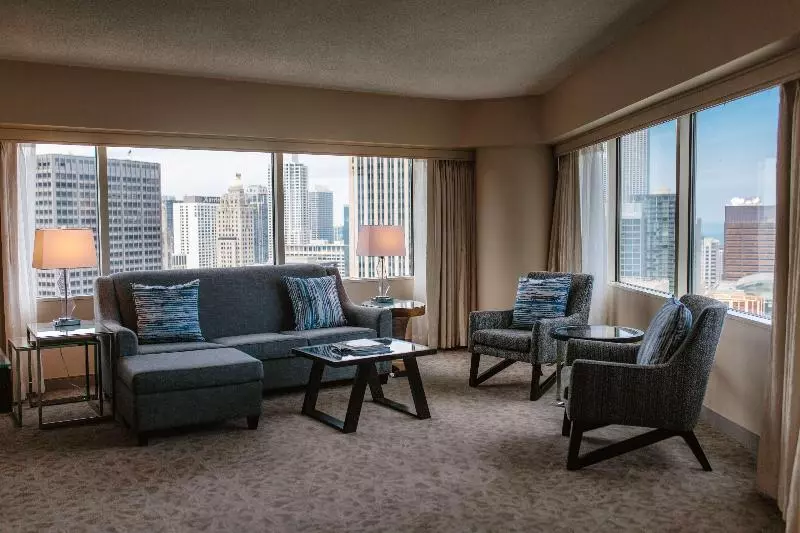 キングサイズベッドのスイートルーム, Swissôtel Chicago
