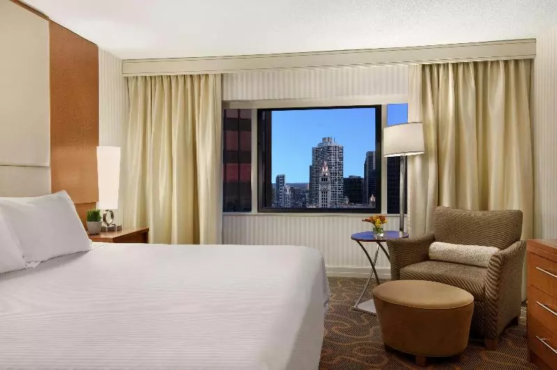 キングサイズベッドのスイートルーム, Swissôtel Chicago