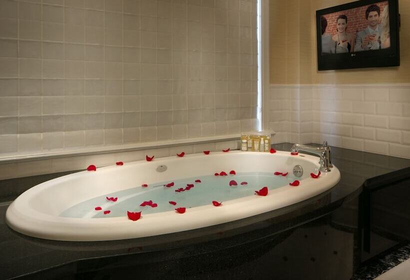 جناح بريميوم, The Raphael Hotel, Autograph Collection