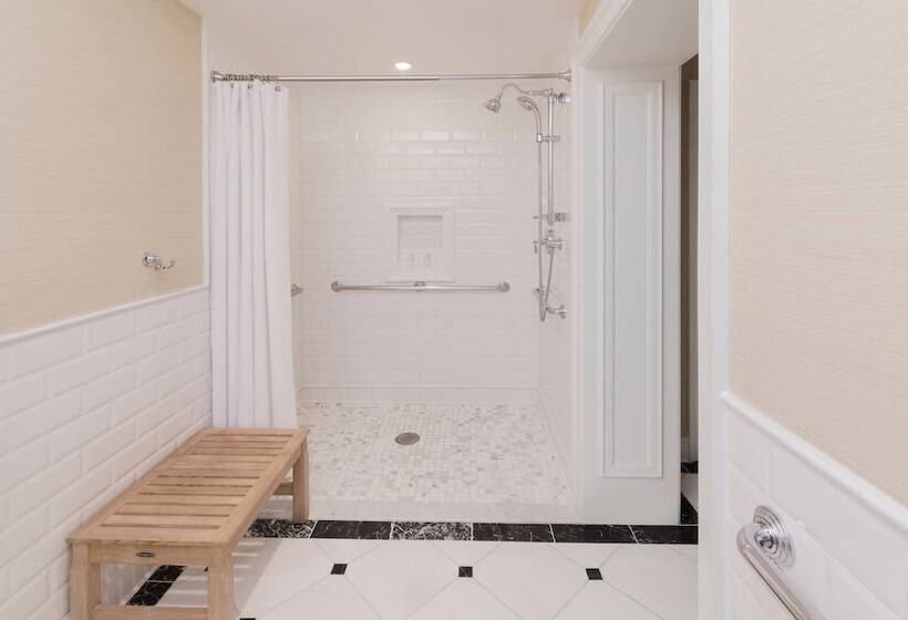 جناح بريميوم, The Raphael Hotel, Autograph Collection