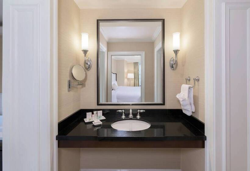 جناح بريميوم, The Raphael Hotel, Autograph Collection