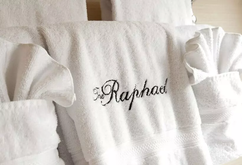 سوییت, The Raphael Hotel, Autograph Collection