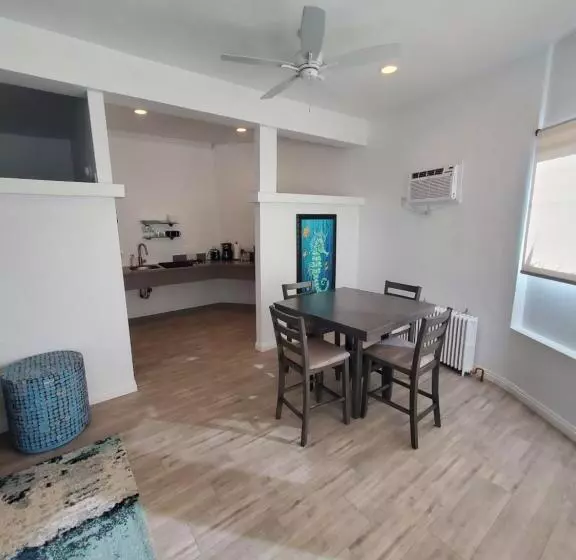 سوییت با چشم‌انداز دریا, Sea Horse Resort