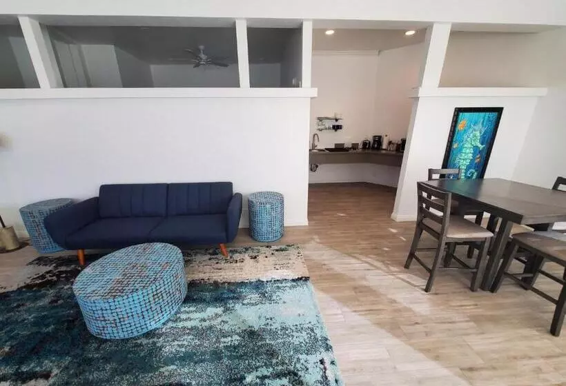 سوییت با چشم‌انداز دریا, Sea Horse Resort