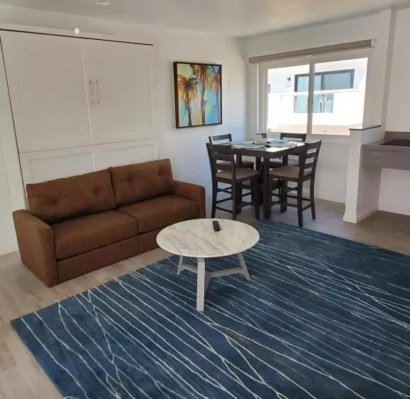 سوئیت با چشم‌انداز, Sea Horse Resort
