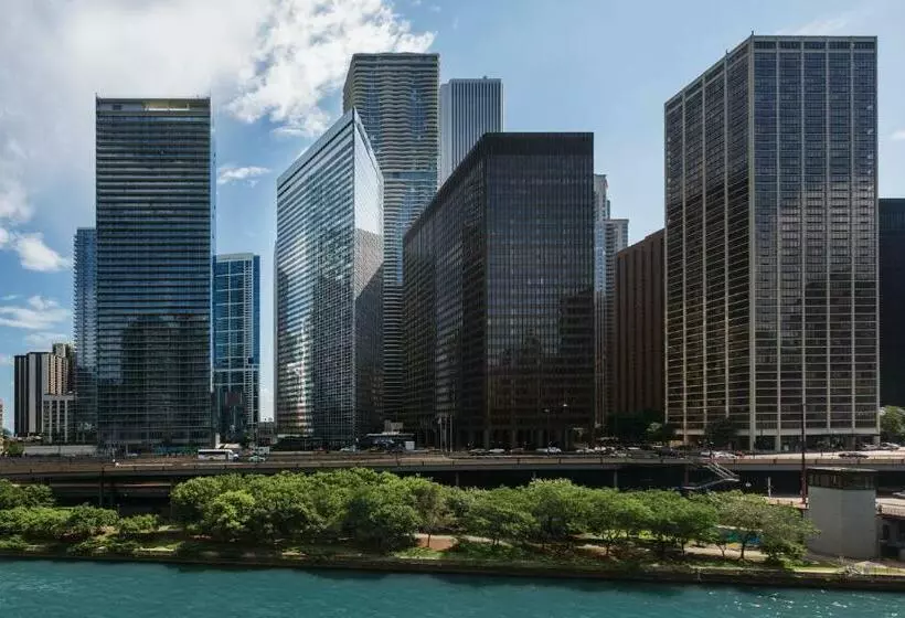 キングサイズベッドのスタンダードルーム, Swissôtel Chicago