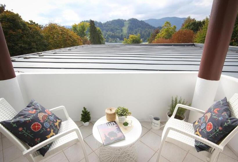 غرفة قياسية مطلّة علي البحيرة, Bled Rose