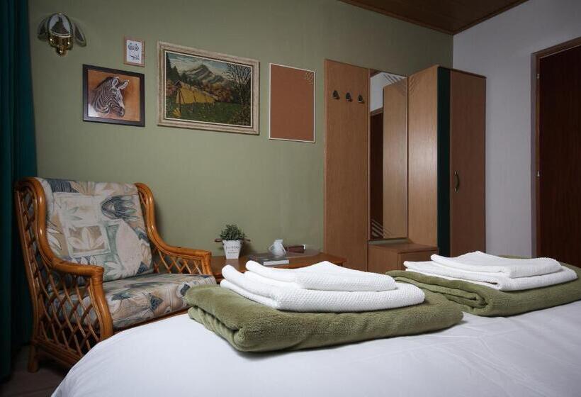 غرفة قياسية مزوَّدة بشُرفة, Bled Rose