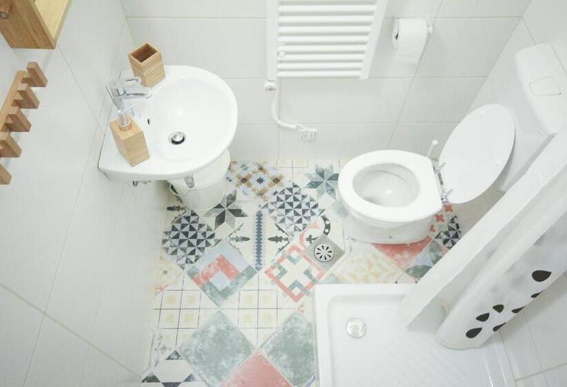 غرفة قياسية مزوَّدة بشُرفة, Bled Rose